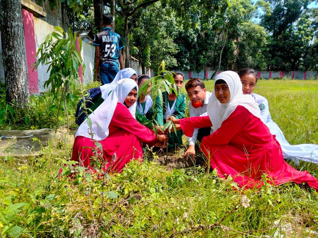 বৃক্ষ রোপন অভিযান - Ishwarganj Girls School and College